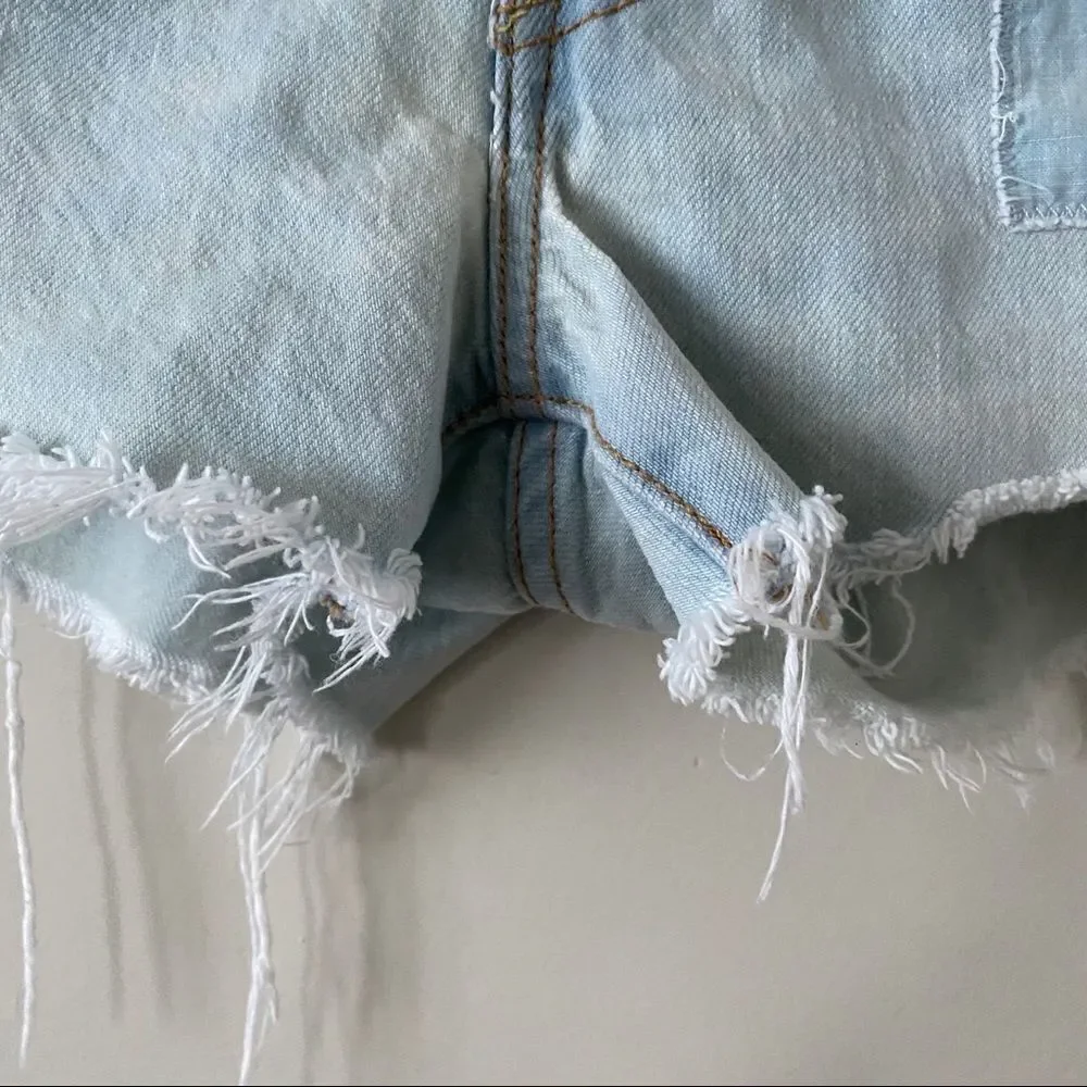 LEVI’S Light Wash Distressed Patch Pocket Shorts - Picture 7 of 9